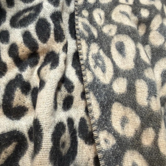 NWT leopard animal print fuzzy scarf with fringe ends from Cashmink - Picture 3 of 5